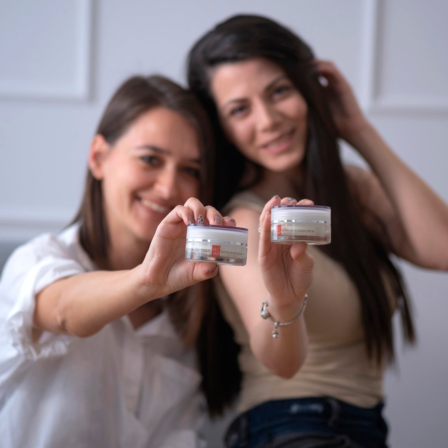Crème de rose - aktivna Vlažilna Krema z zaščitnim faktorjem SPF30 - močno obogatena z organskim eteričnim oljem Vrtnice
