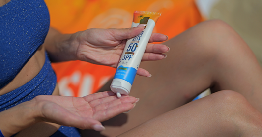 Nanašanje sončne kreme SPF 50 na plaži