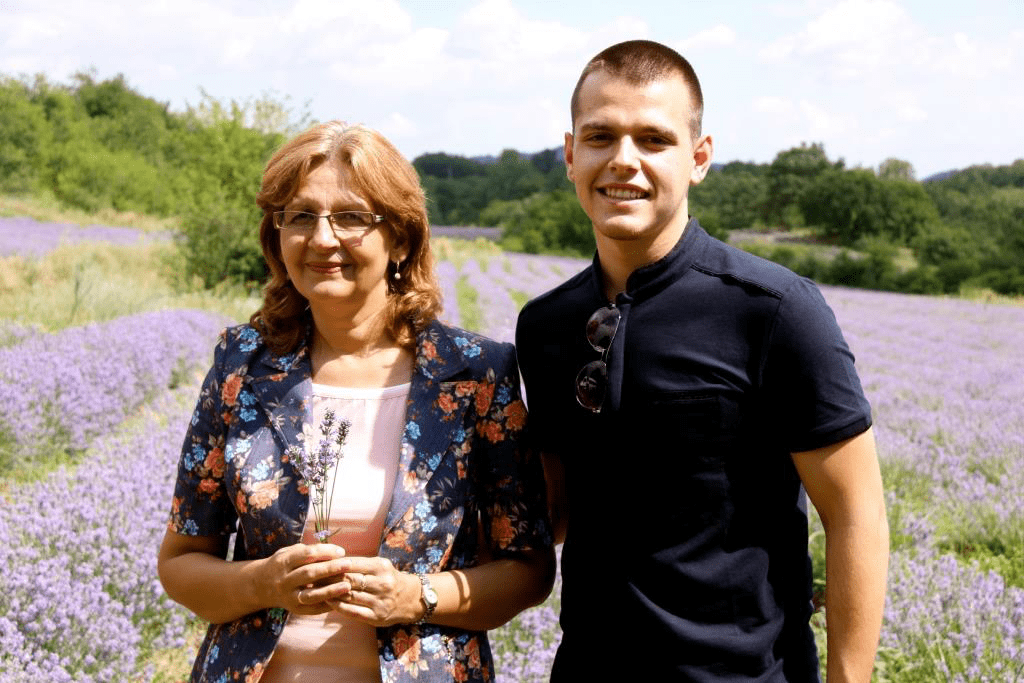 AKNE - Kako je majhno družinsko podjetje pomagalo več kot 25.000 najstnikom z aknami