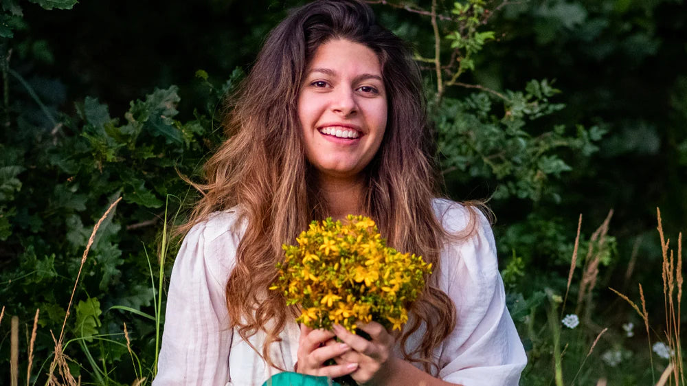Maria Ralcheva drži zelišče šentjanževke