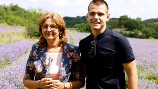 Kako je družinska blagovna znamka ustvarila naravno rešitev za akne s temi čarobnimi zelišči.