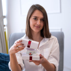 Crème de rose - aktivna Vlažilna Krema z zaščitnim faktorjem SPF30 - močno obogatena z organskim eteričnim oljem Vrtnice