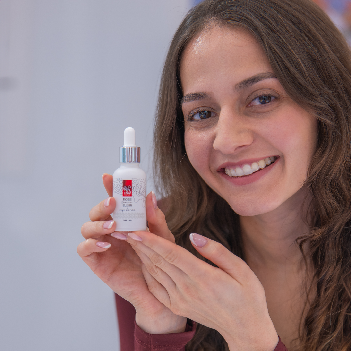 Kupite 1 Aktivno Vlažilno Kremo in 1 Serum Proti Staranju, Prejmite 1 Kremo za Predel Okoli Oči Brezplačno